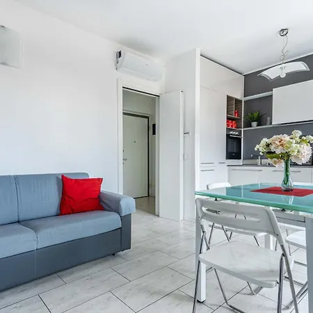 Altido Cosy 1-bed With Balcony Apartment