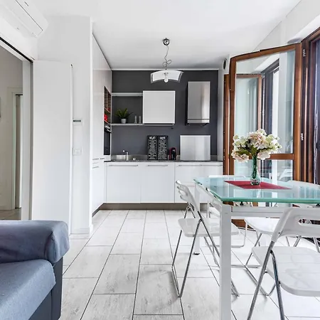 Altido Cosy 1-bed With Balcony Apartment Milan